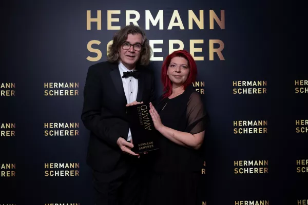 Bild: FunnelExpertin Niki Zotter überzeugt hochkarätige Jury im Rednerwettbewerb