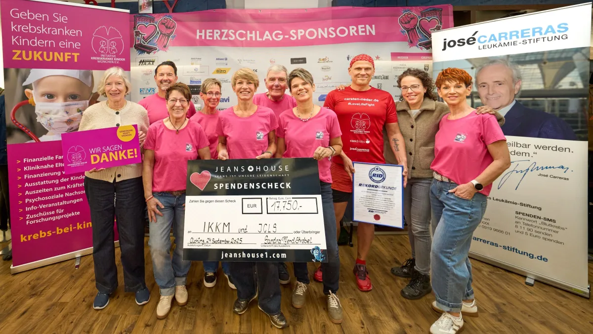 Das JEANS HOUSE Olching und Carsten Neder haben einen Spendenscheck über 17.750 Euro übergeben. (© Fotocredit: Bernhard Huppmann)