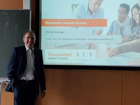 Bild: Im Einsatz an der John-F.-Kennedy-Schule: Private Geldanlage im Konflikt zwischen Risiko, Rendite & Liquidität