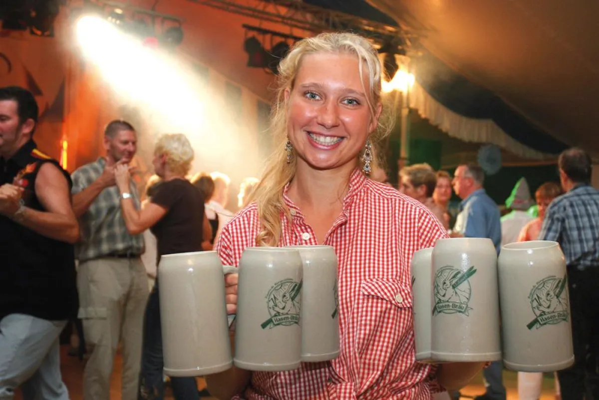 Zünftig geht´s zu bei Oktoberfest und Alp-Abtrieb an der JEVER SKIHALLE Neuss