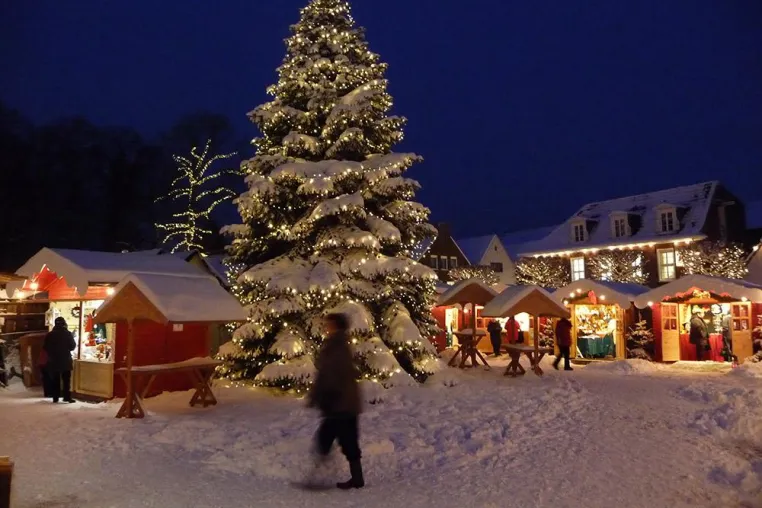 Bild: Weihnachtlicher Lichterglanz in Ostfrieslands ältester Stadt
