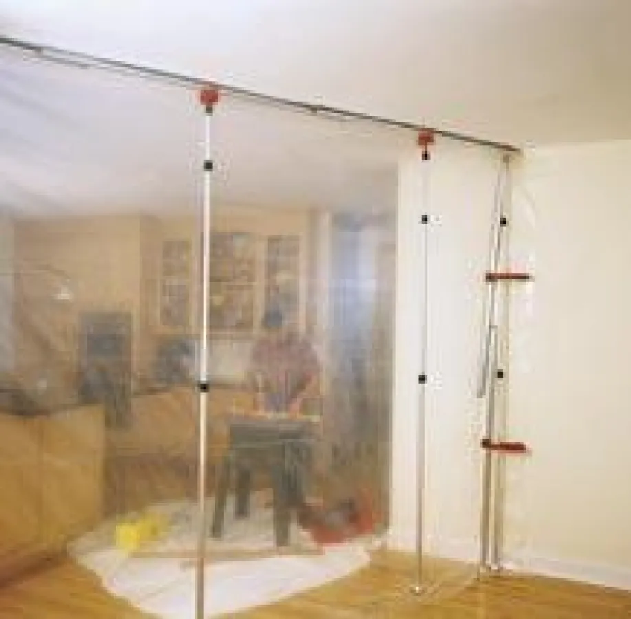 Beispiel einer Staubabschottung mit Decken- und Seitenschienen