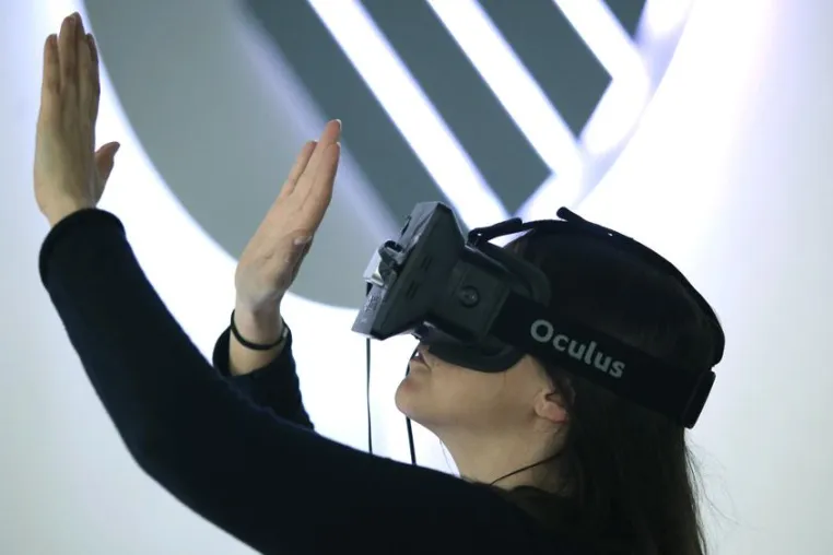 Bild: Virtual Reality Game auf Oculus Rift mit Gestensteuerung kombiniert