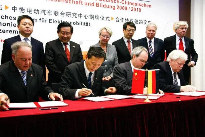 Bild: MAG stiftet Lehrstuhl für Fertigungstechnik an der Tongji-Universität Shanghai