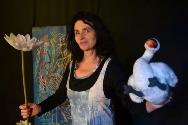 Bild: Beate Sarrazin inszeniert "Das hässliche Entlein". Nach H C Andersen