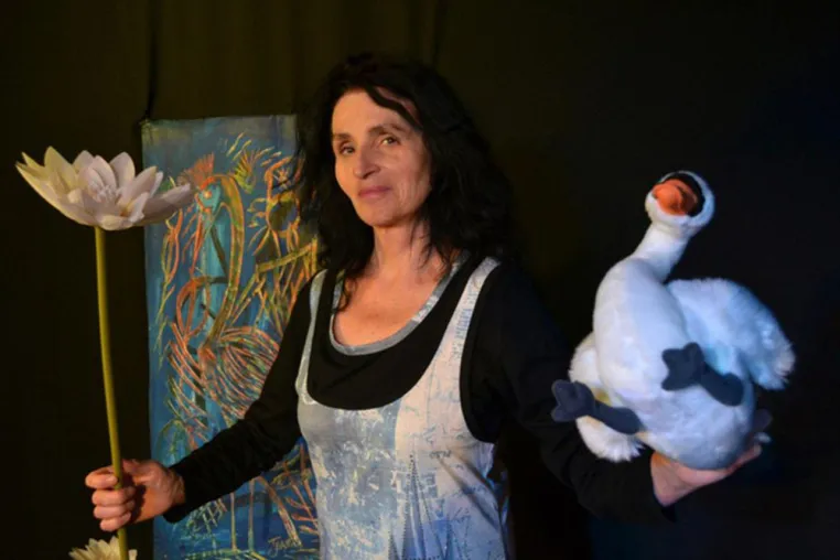 Beate Sarrazin inszeniert "Das hässliche Entlein". Nach H C Andersen Bild: Beate Sarrazin inszeniert "Das hässliche Entlein". Nach H C Andersen