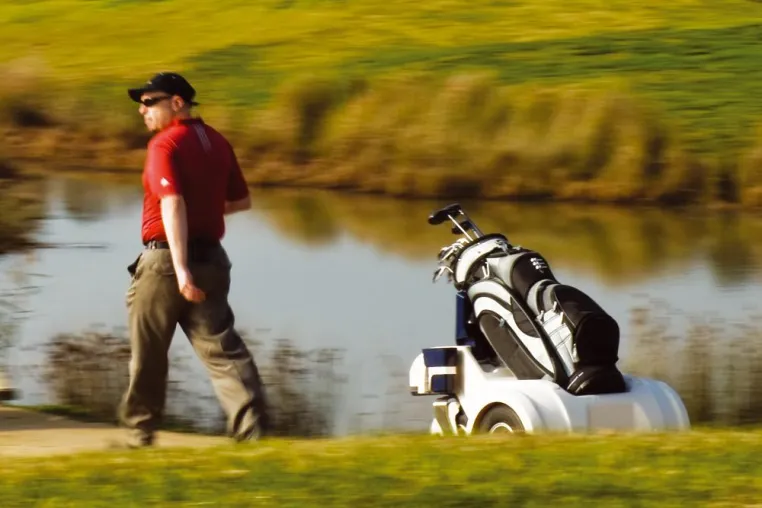 Golfroboter folgt Spieler über 18 Loch Bild: Golfroboter folgt Spieler über 18 Loch