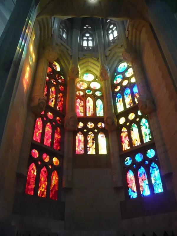 Buntglasfenster im Inneren der Sagrada Familia