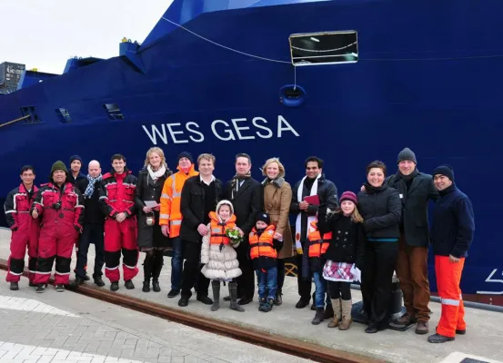 Reederei Wessels bewahrt wertvolle Tradition – Gesa Wessels tauft Containerschiff der Serie SSW Super 1000 Bild: Reederei Wessels bewahrt wertvolle Tradition – Gesa Wessels tauft Containerschiff der Serie SSW Super 1000