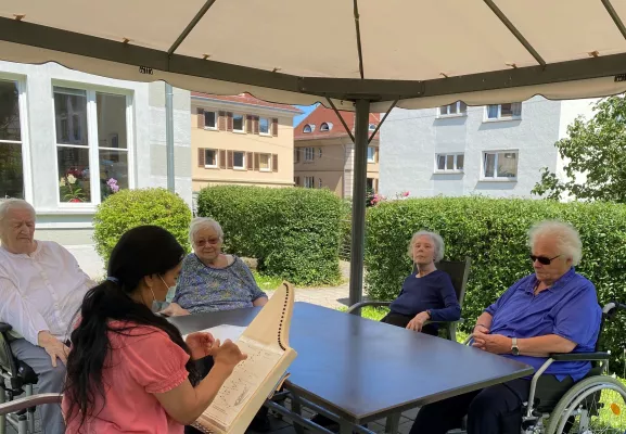 Bild: Veeh-Harfe verzaubert Bewohner im Seniorenzentrum Karolinenstift