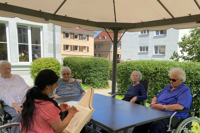 Veeh-Harfe verzaubert Bewohner im Seniorenzentrum Karolinenstift Bild: Veeh-Harfe verzaubert Bewohner im Seniorenzentrum Karolinenstift