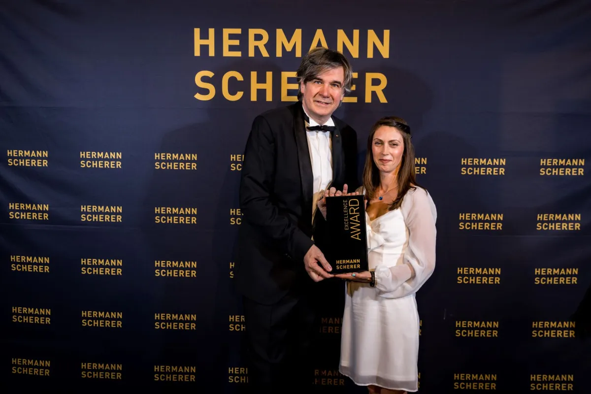 Dr. Otilia Marina Puiu bekommt Exellence Award von Hermann Scherrer (© Dominik Pfau)