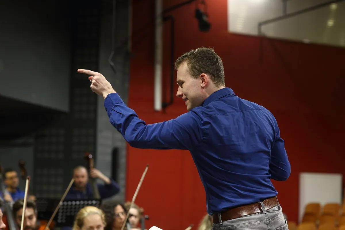 Der deutsche Dirigent Jonathan Stark in einer Probe mit dem Athens Philharmonia Orchestra. (© Spiros Katopodis)