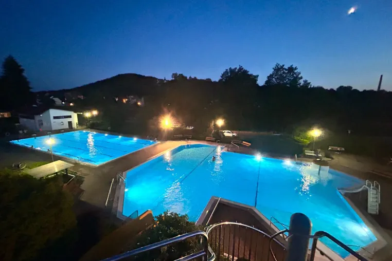 Volksbad Nossen lädt zum ersten Nachtbaden ein – neues Veranstaltungsformat soll Badebetrieb bereichern Bild: Volksbad Nossen lädt zum ersten Nachtbaden ein – neues Veranstaltungsformat soll Badebetrieb bereichern