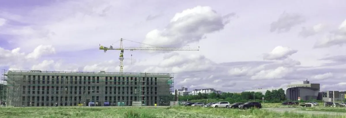 In nur zehn Monaten nach der Grundsteinlegung zur Richtfestreife gediehen: der MRM-Rohbau am Südrand des Augsburger Universitätscampus. (© Universität Augsburg/KPP)