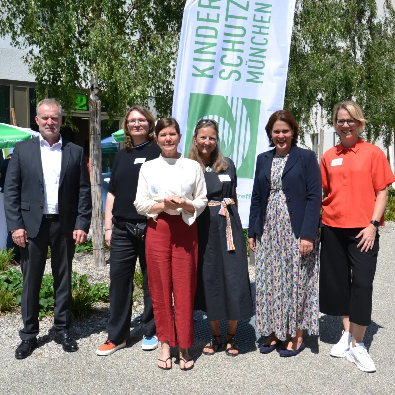 Armin Hagen, Patrycja Marek, Tilla Wiederspahn, Karin Schwaiger, Verena Dietl und Dr. Anna Laux (© KINDERSCHUTZ MÜNCHEN)