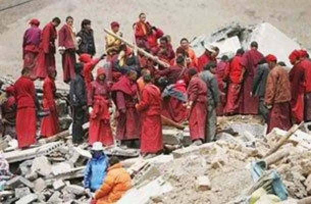 Bild: Das Engagement buddhistischer Mönche bei den Rettungsarbeiten und die staatlichen Medien