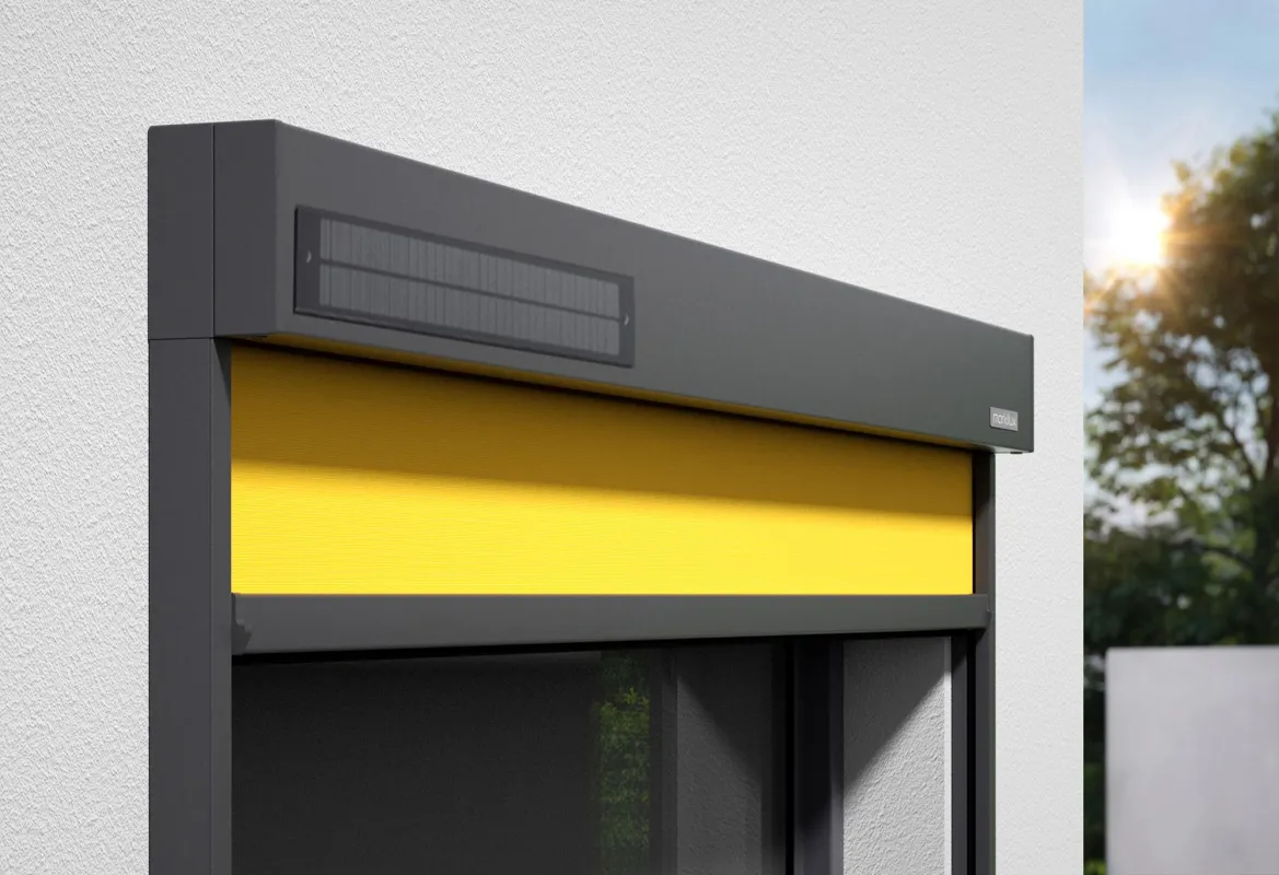 Die Fenstermarkise markilux 620 lässt sich mit einem Solarmodul elektrisch betreiben.