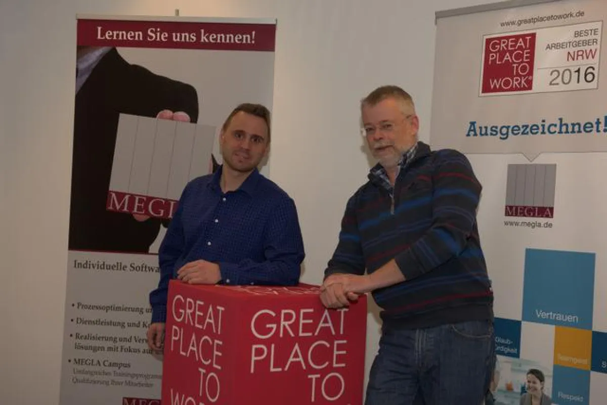 Geschäftsführer Julian Dohle und Volker Siebelink (v.l.) freuen sich über die Auszeichnung.