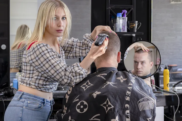 HSBI-Fotografiestudentin nimmt 37 verschiedene „Selbstporträts“ auf – und entlarvt weibliche Stereotypen Bild: HSBI-Fotografiestudentin nimmt 37 verschiedene „Selbstporträts“ auf – und entlarvt weibliche Stereotypen