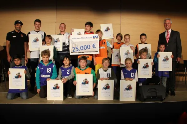 Bild: Trikots für die Kleinsten: Volksbank Mittelhessen übergibt Trikotsätze an Basketball-Nachwuchs