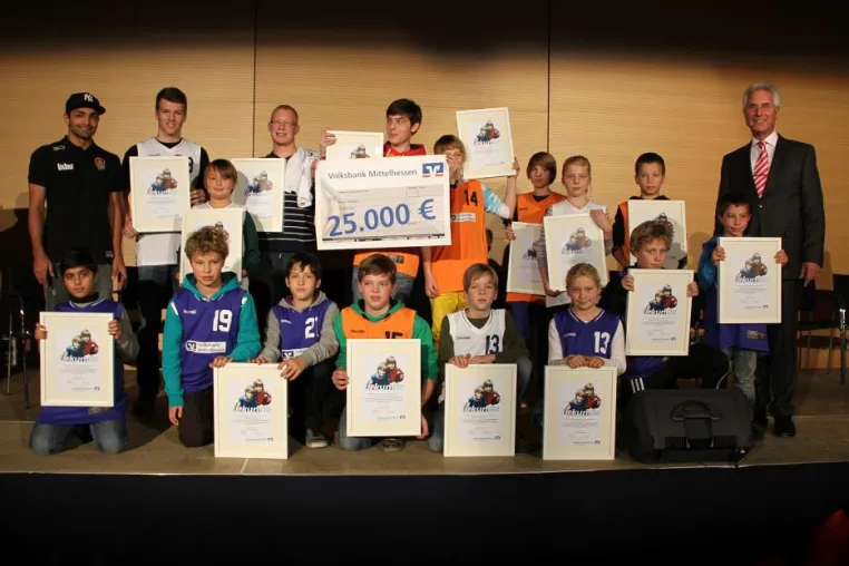 Trikots für die Kleinsten: Volksbank Mittelhessen übergibt Trikotsätze an Basketball-Nachwuchs Bild: Trikots für die Kleinsten: Volksbank Mittelhessen übergibt Trikotsätze an Basketball-Nachwuchs