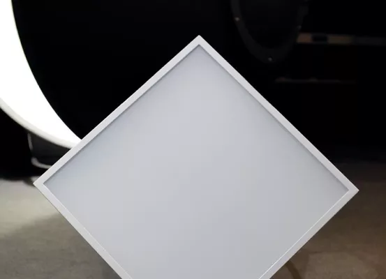 Bild: LEDeXCHANGE stattet all seine Panels und T8 Tubes mit VDE-Zertifikat aus