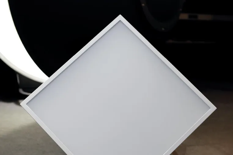Bild: LEDeXCHANGE stattet all seine Panels und T8 Tubes mit VDE-Zertifikat aus