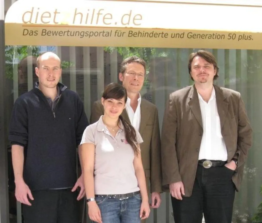 Ein Teil des dietzhilfe-Teams, 2. v. r.: Gründer und Inhaber Dr. Stefan Dietz