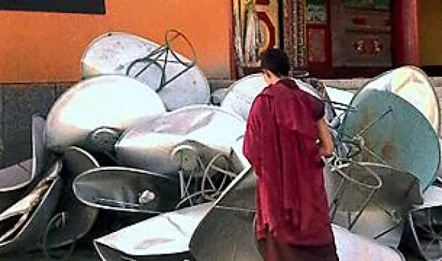 Bild: Demontage von Satellitenschüsseln in Gansu - Tibeter können keine ausländischem Sendungen mehr empfangen