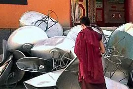 Bild: Demontage von Satellitenschüsseln in Gansu - Tibeter können keine ausländischem Sendungen mehr empfangen