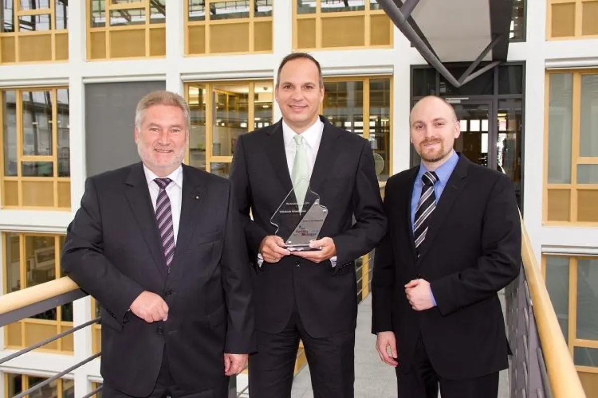 Die Volksbankvertreter nehmen den FM-Anwenderpreis 2011 entgegen