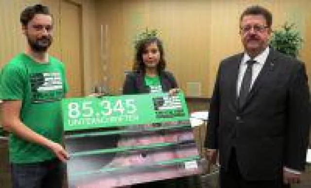 Bild: Deutsches Tierschutzbüro übergibt Petition mit über 85.000 Unterschriften gegen Tiertransporte
