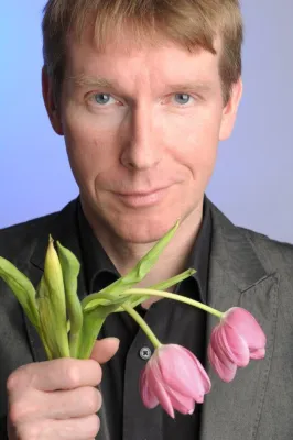 Bild: Berlin-Premiere: Peter Vollmer mit "Frauen verblühen, Männer verduften" am 27. August @ Die Wühlmäuse Berlin