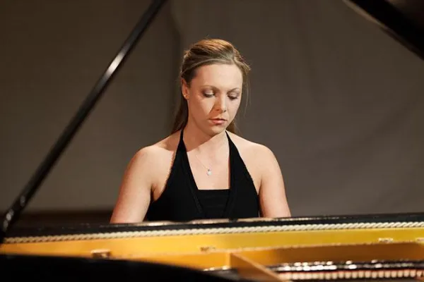 „Swimming Piano“ mit Anna Scheps im Schlosspark Schlemmin Bild: „Swimming Piano“ mit Anna Scheps im Schlosspark Schlemmin