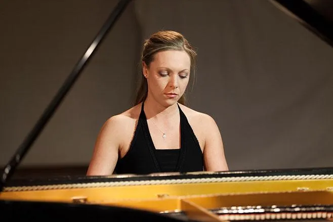 Bild: „Swimming Piano“ mit Anna Scheps im Schlosspark Schlemmin