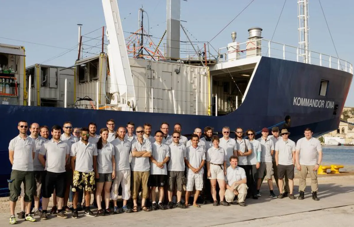 The international research team in front of the