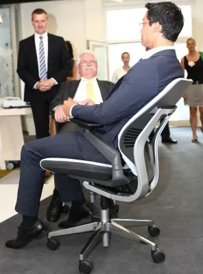 Bild: Innovativer Stuhl begeistert Rösler