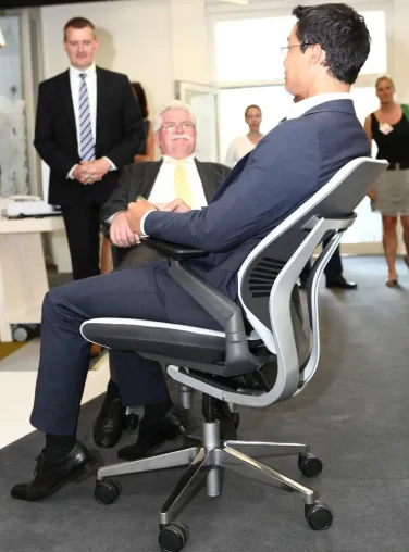 Bild: Innovativer Stuhl begeistert Rösler