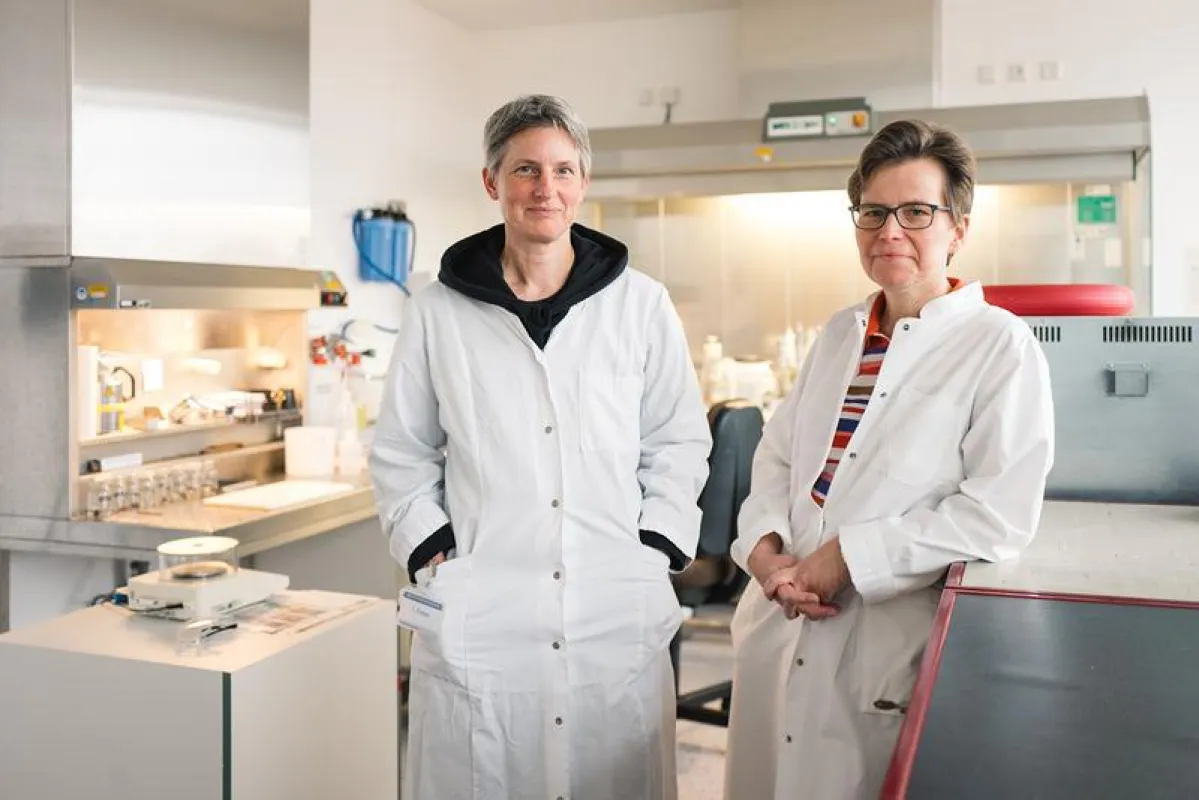 Inke Feder (links) und Andrea Tannapfel konnten nachweisen, dass Asbestfasern ein Leben lang in der Lunge nachweisbar bleiben. (RUB, Kramer)