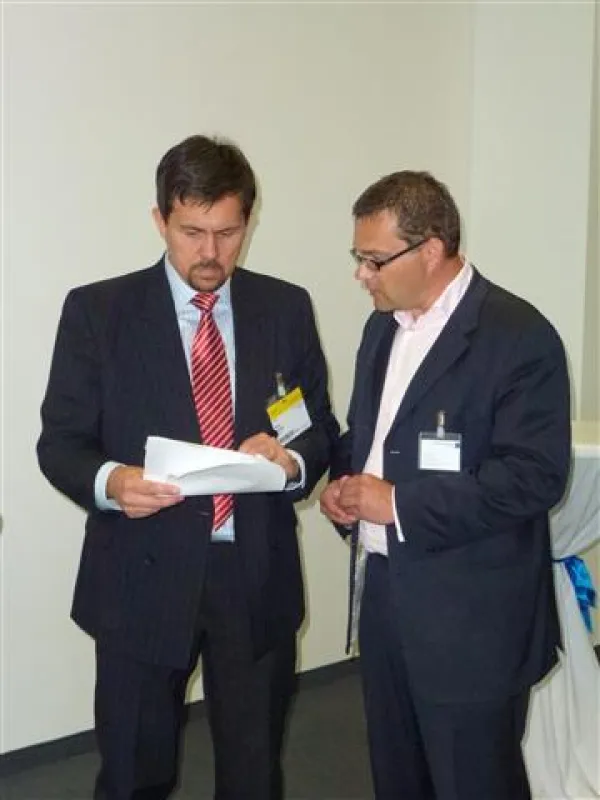 Walter Trezek, Aufsichtsrat Nutzergenossenschaft und Andreas Schumann, Vorstand internetPost AG (v.l.n.r.)