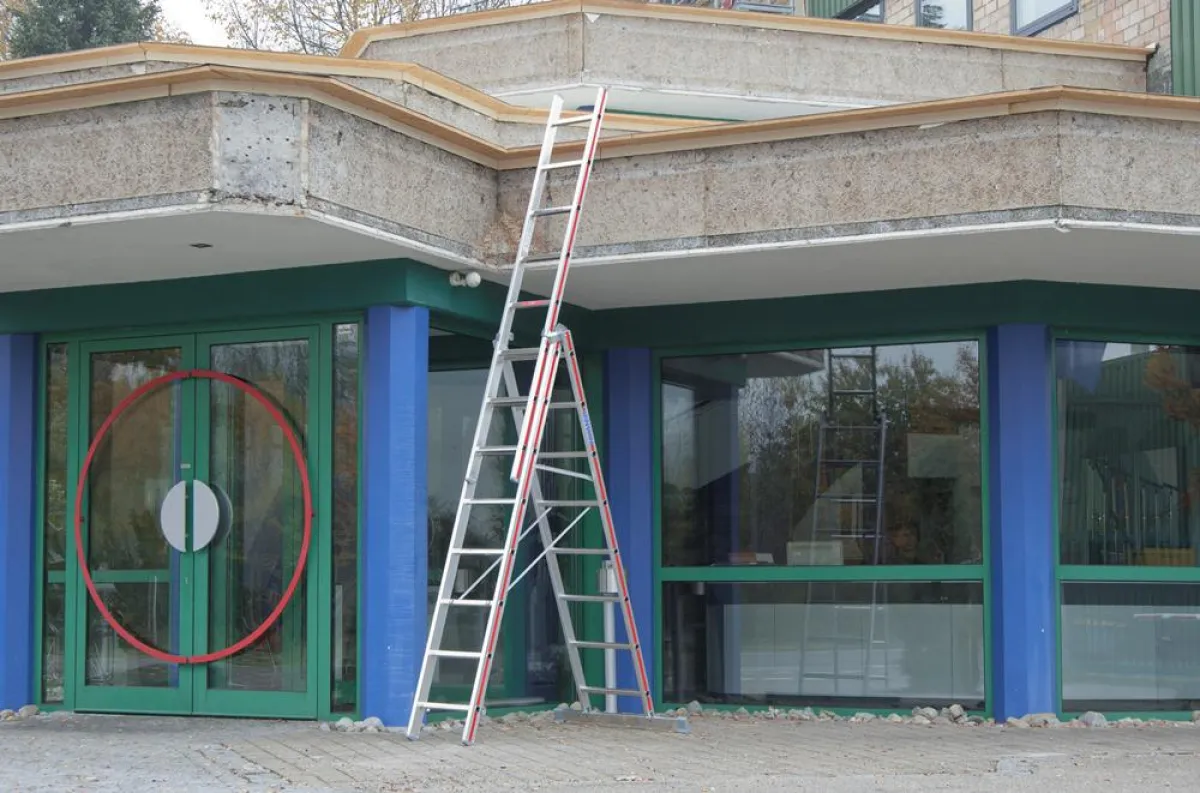 Vielseitig verwendbar: Allzweckleiter 4047 von Hymer-Leichtmetallbau als Stehleiter mit Aufsteckteil