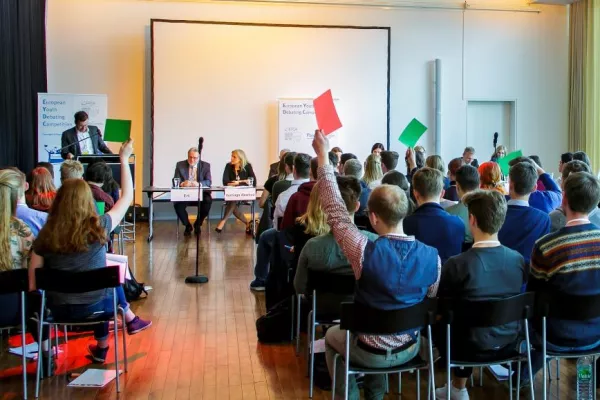 Bild: Erster Halt Neuss: Jugendliche debattieren zu Smart Cities und die Rolle von Petrochemie und Kunststoff