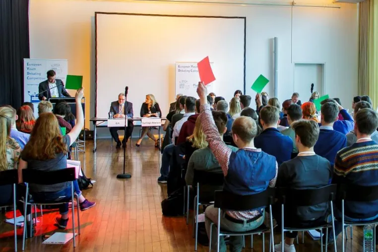 Bild: Erster Halt Neuss: Jugendliche debattieren zu Smart Cities und die Rolle von Petrochemie und Kunststoff