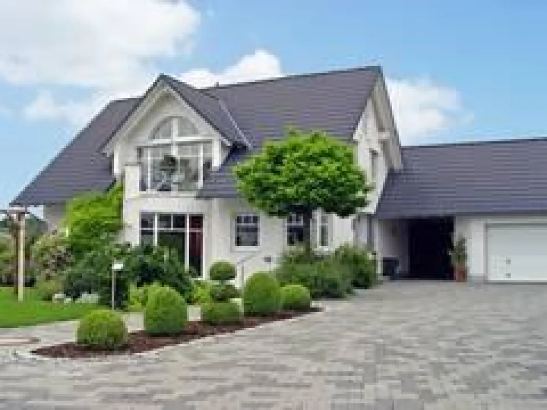 Das Einfamilienhaus bietet den höchsten Wohnkomfort und die größte kreative Freiheit. Hier können sämtliche bauliche Vorstellungen verwirklicht werden, ohne auf fremde Belange Rücksicht nehmen zu müss