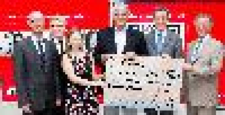 Bild: 5.000 Euro-Spende: Vorstandswechsel der Kreissparkasse beschert dem Kreisjugendblasorchester neues Vibrafon
