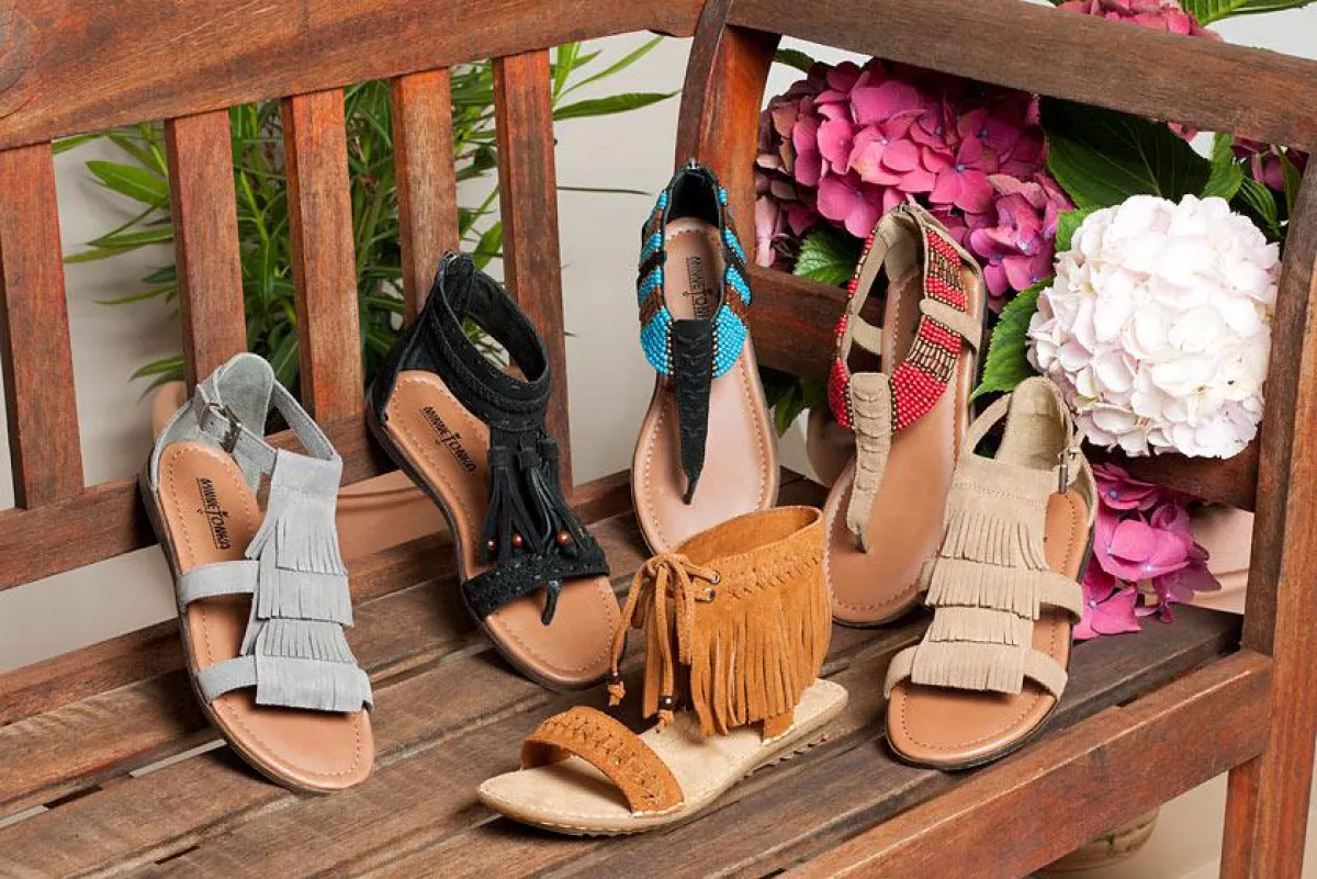 Indianisch inspiriert & topaktuell: Die neuen Ethno-Sandalen von Minnetonka (Foto: C. Nielinger)