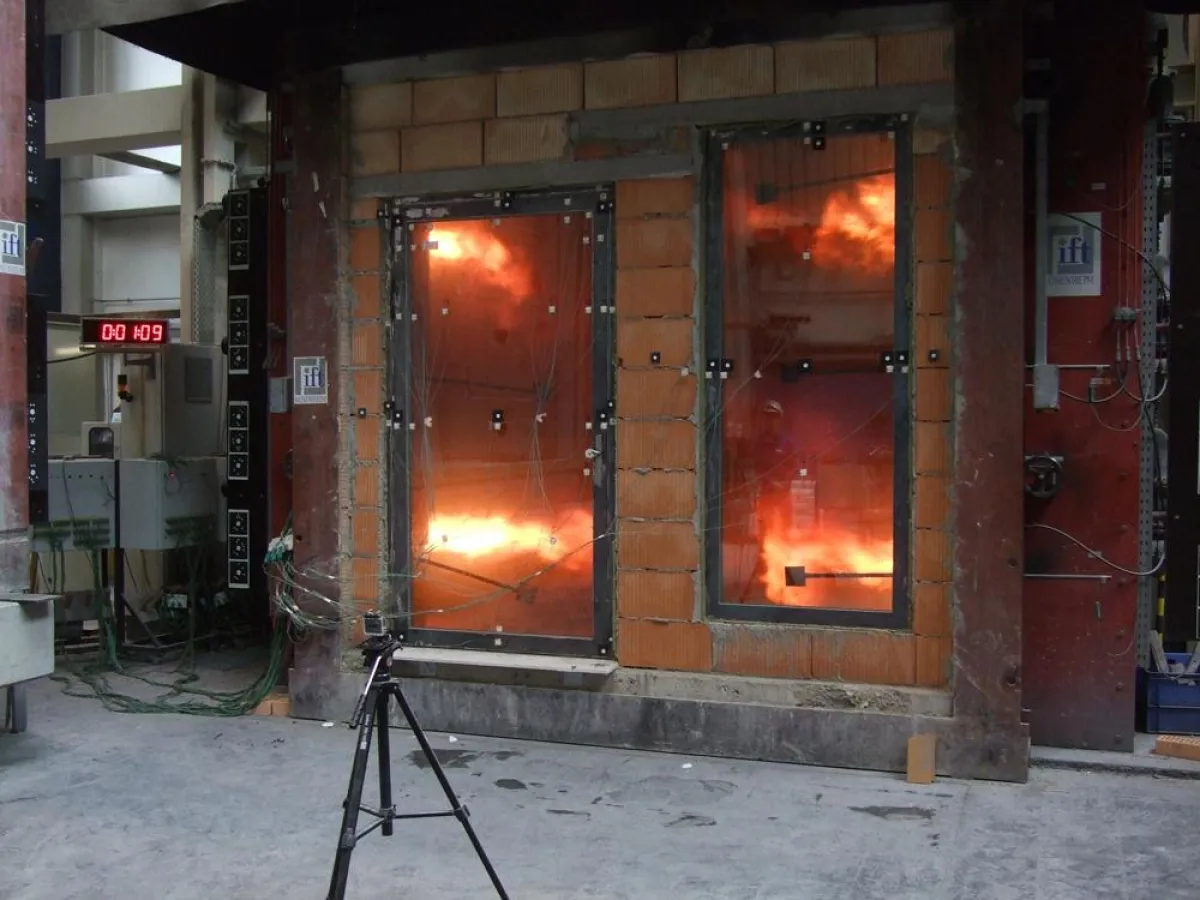 Foto 02: Multifunktionstür SECUFIRE®  während des Tests im Brandofen.