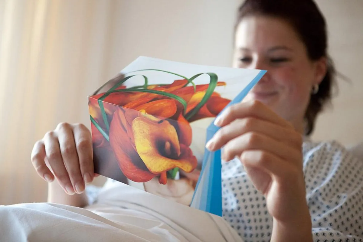 Patientin mit Grusskarte