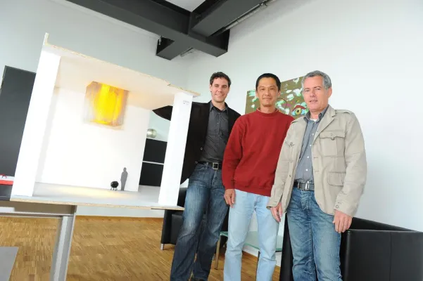 Bild: medfacilities GmbH: Dr. Peter Heinen begrüßt Gewinner des CECAD-Kunst-am-Bau-Wettbewerbes zum Projektstart